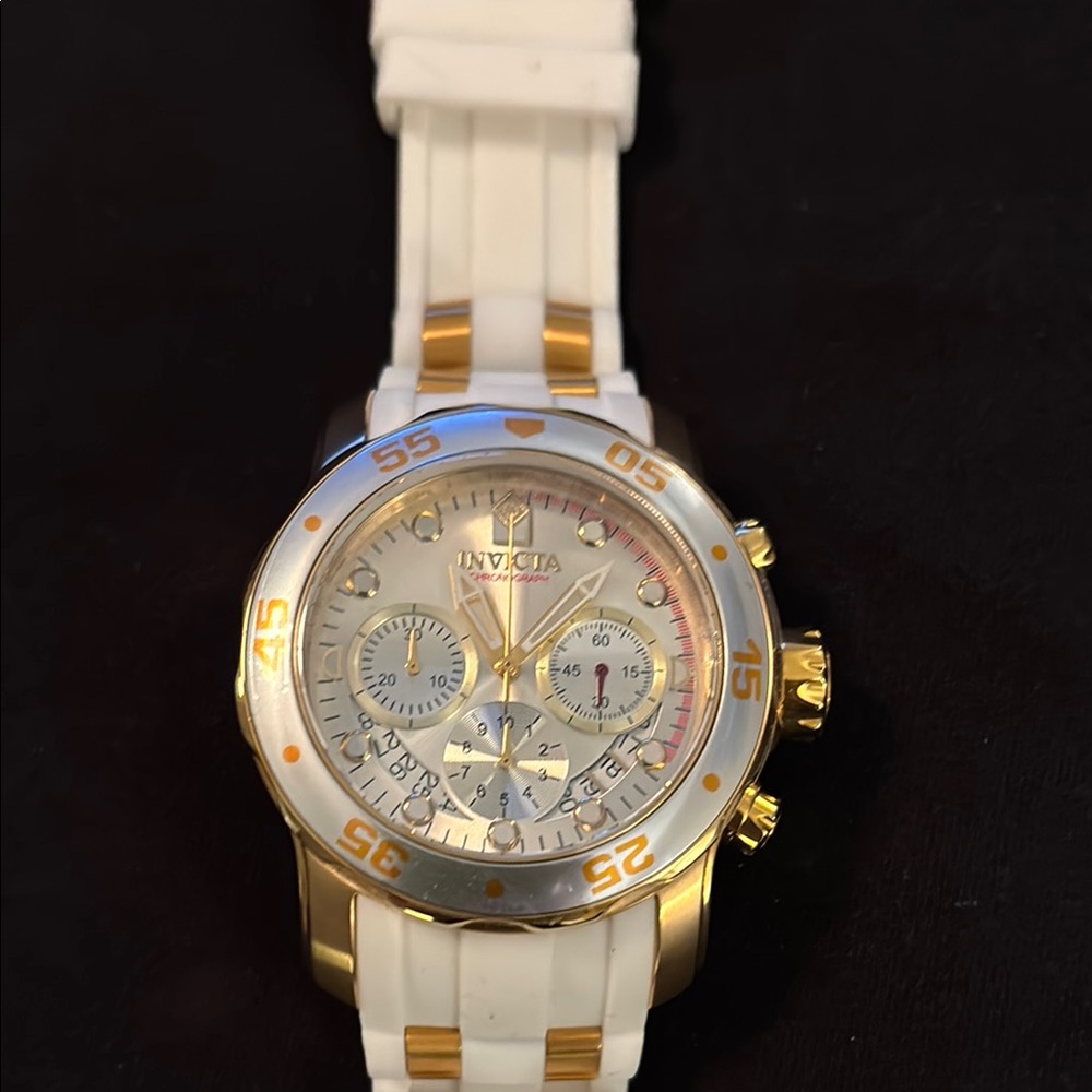 BRAND NEW NEVER WORN LADIES INVICTA PRO DIVER
